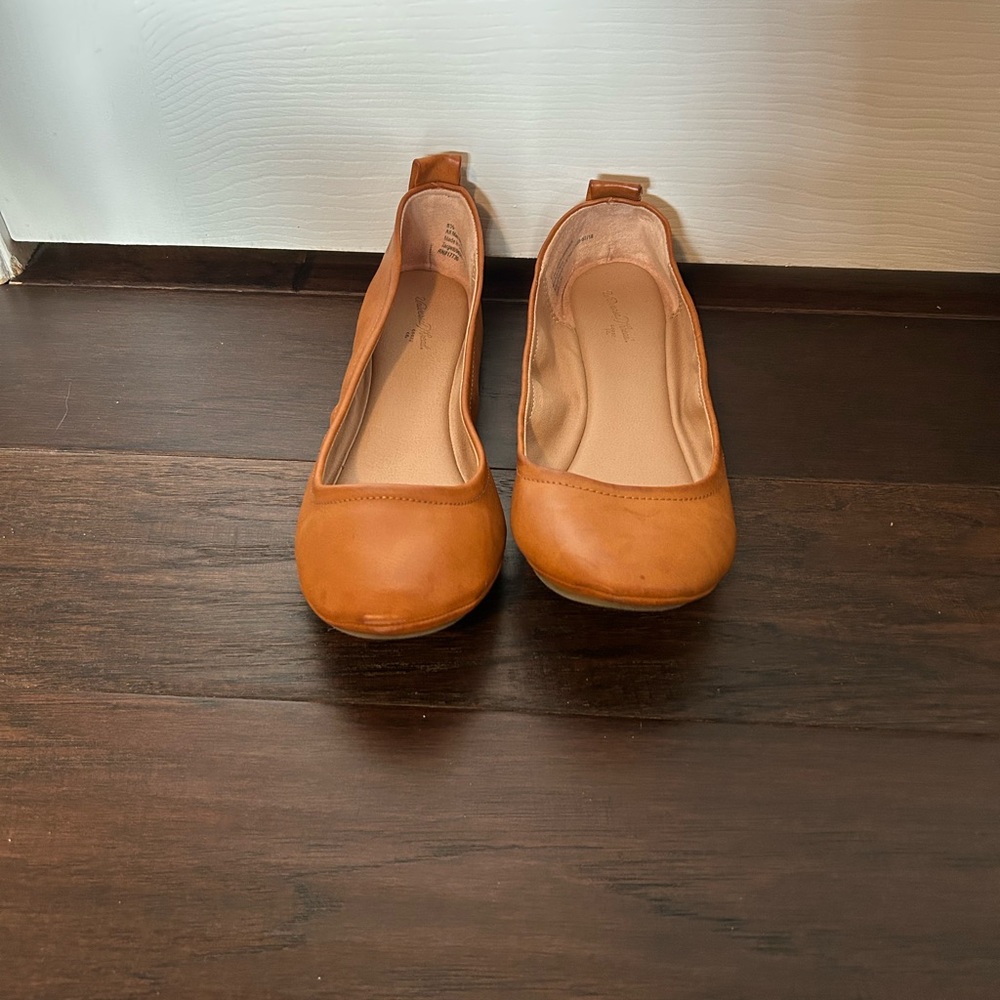 Like new - tan flats